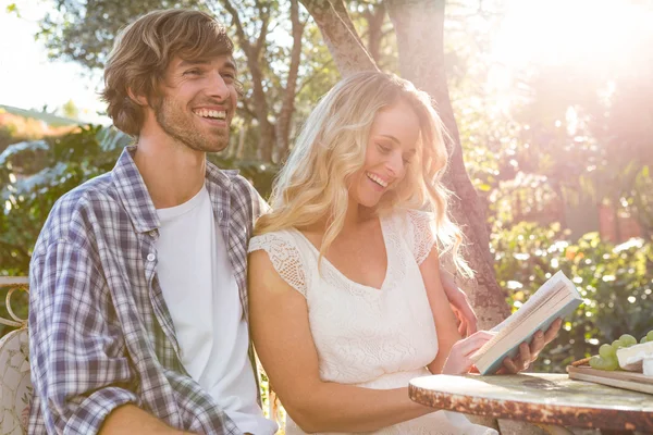 Pareja relajante y riendo — Foto de Stock