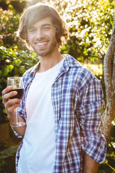 Uomo sorridente con un bicchiere — Foto Stock