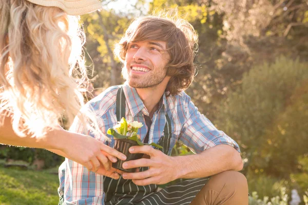 Smiling couple in the garden — Stock Photo, Image