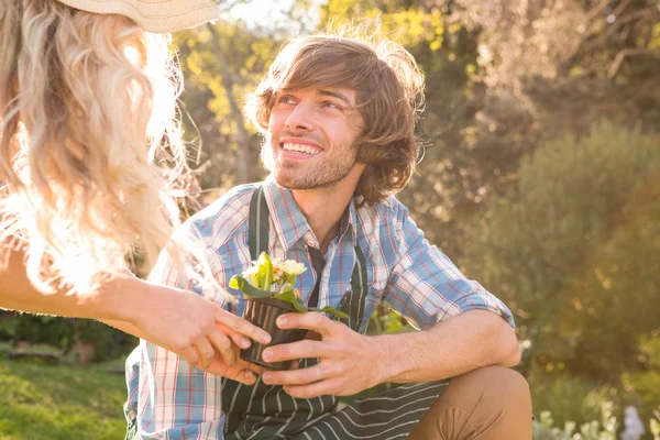 Sonriente pareja en el jardín — Foto de Stock