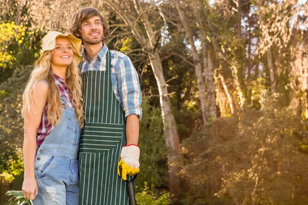 Sonriente pareja en el jardín — Foto de Stock