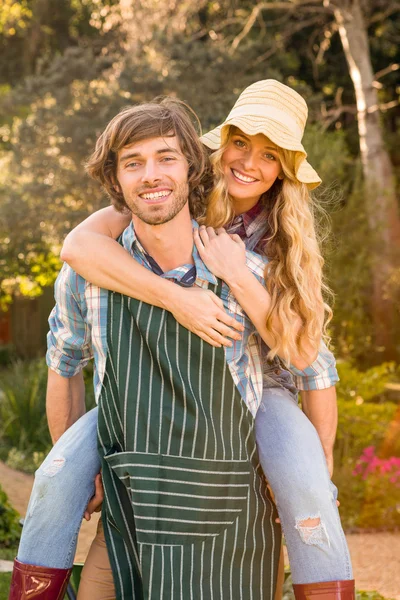 Freund gibt Huckepack zurück — Stockfoto