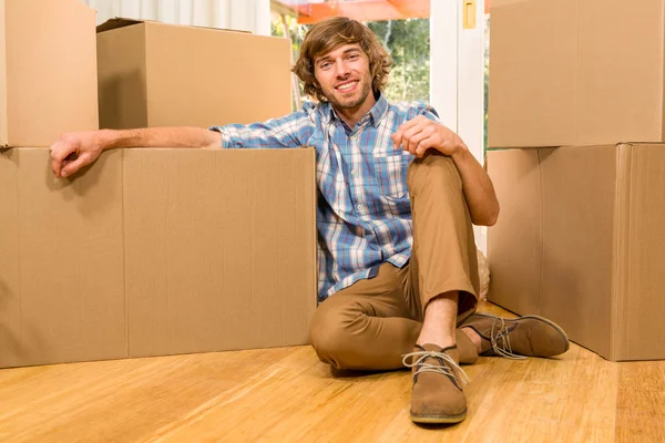 Homem posando com caixas móveis — Fotografia de Stock