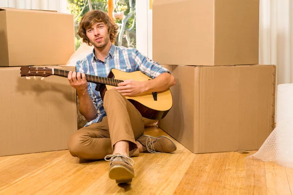 Bonito homem tocando guitarra — Fotografia de Stock