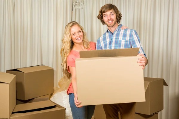 Couple portant une boîte de déménagement — Photo