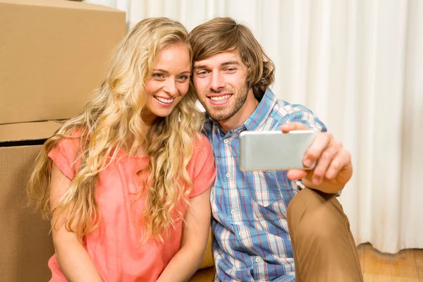 Casal feliz tomando selfie — Fotografia de Stock