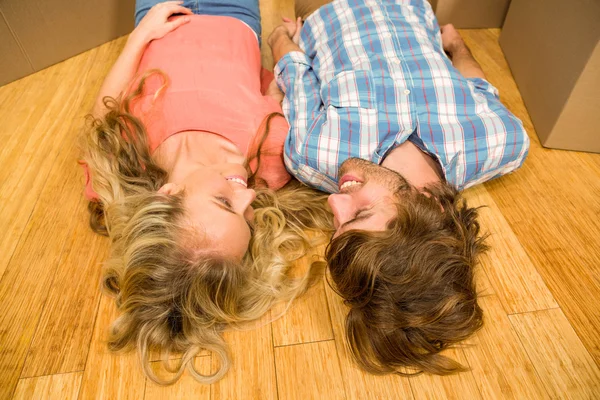 Ευτυχισμένο ζευγάρι ξαπλωμένο στο πάτωμα — Φωτογραφία Αρχείου
