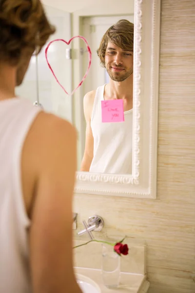 Novio descubriendo un mensaje de amor — Foto de Stock