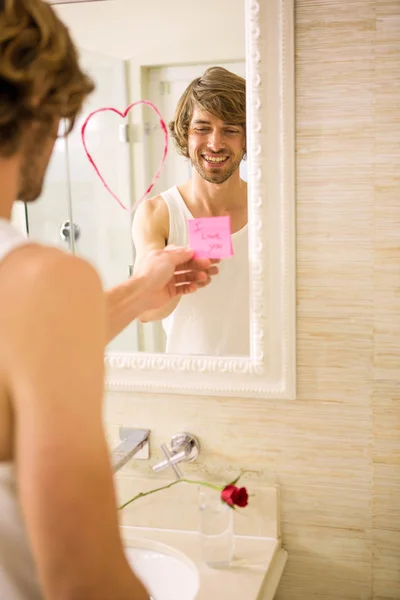 Novio descubriendo un mensaje de amor —  Fotos de Stock