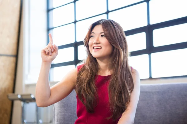 Молодая предпринимательница поднимает руку — стоковое фото