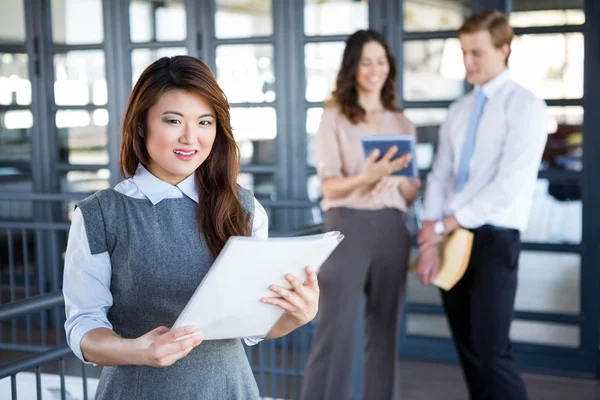 Mujer de negocios sonriendo a la cámara —  Fotos de Stock