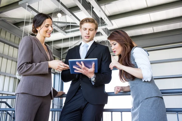 Colegas discutiendo en el cargo — Foto de Stock