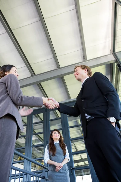 Бизнесмен пожимает руку деловой женщине — стоковое фото