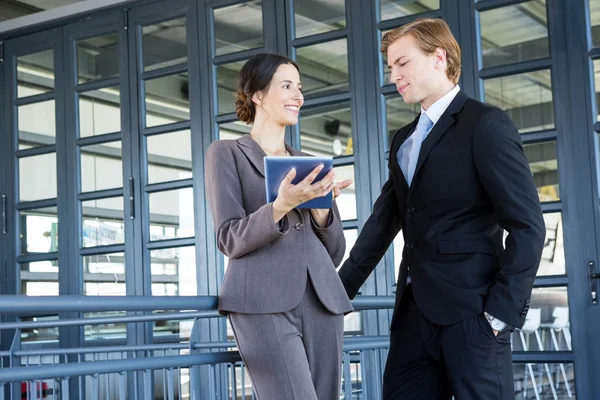 Businessman and businesswoman discussing — Stock Photo, Image