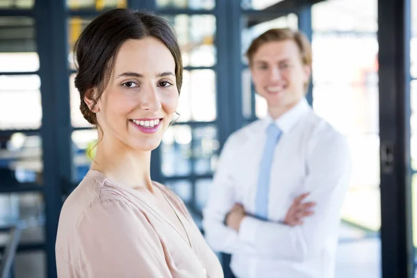 Zakenman en zakenvrouw glimlachen — Stockfoto
