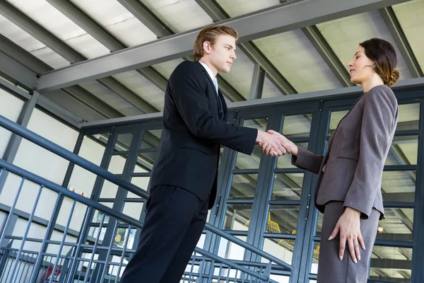 Businessman shaking hands with businesswoman — Stock Photo, Image