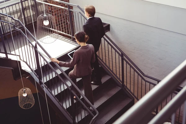 Des hommes d'affaires grimpent l'escalier — Photo