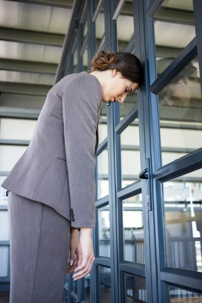 Mujer de negocios cansada en el cargo —  Fotos de Stock