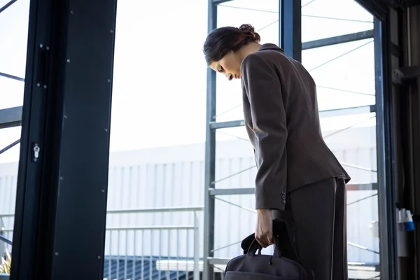 Müde Geschäftsfrau gibt Amt auf — Stockfoto