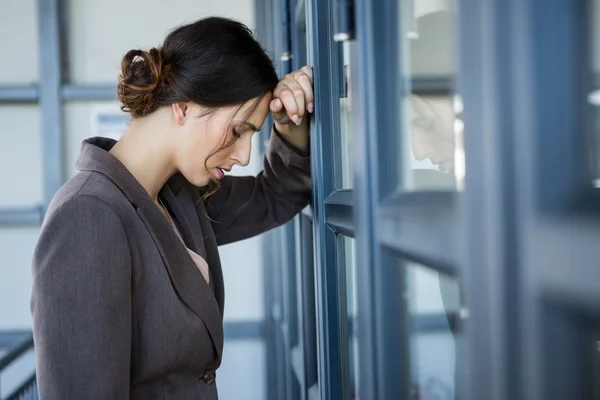 Trött affärskvinna i office — Stockfoto