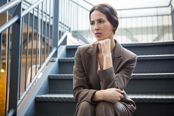 Молода бізнес-леді сидить на сходах — стокове фото