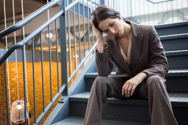 Young businesswoman sitting on staircase — Stock Photo, Image