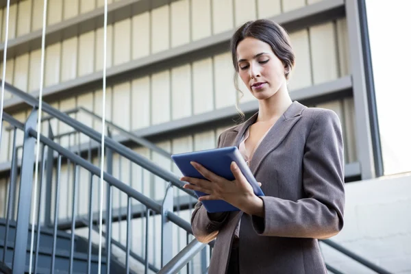 Bella donna d'affari che utilizza Digital Tablet — Foto Stock