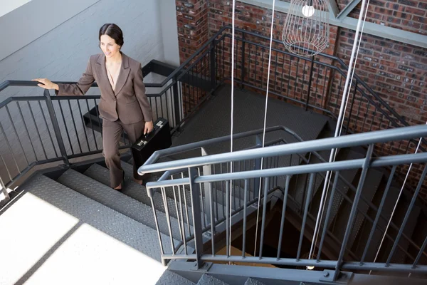 Предпринимательница взбирается по лестнице — стоковое фото