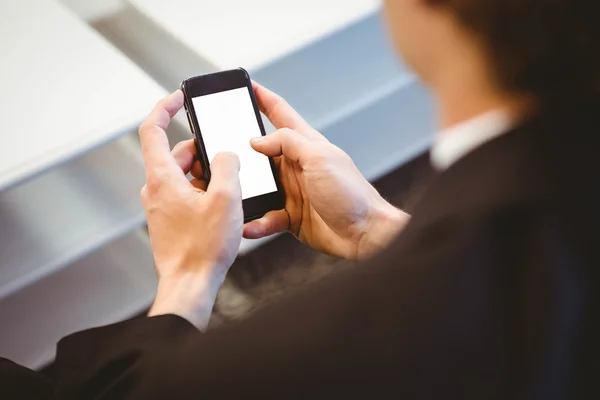 Zakenman van het tekstoverseinen op smartphone — Stockfoto