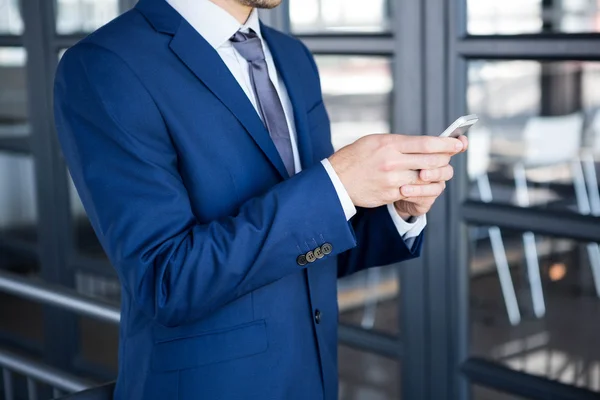 Mensagens de texto empresário no smartphone — Fotografia de Stock