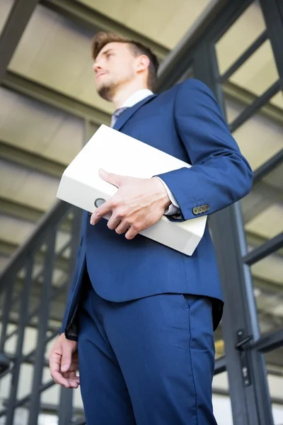 Geschäftsmann hält Akte mit Dokumenten — Stockfoto