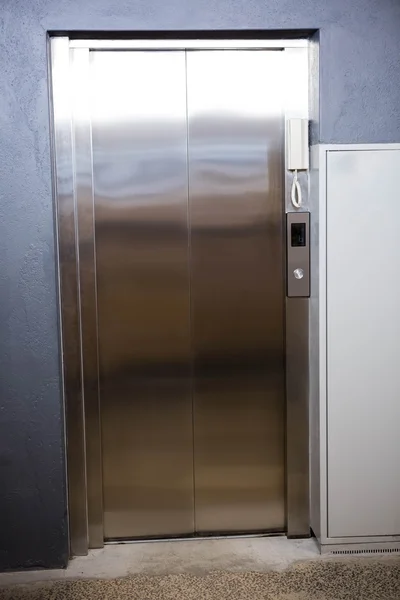Moderní výtah se zavřenými dveřmi — Stock fotografie