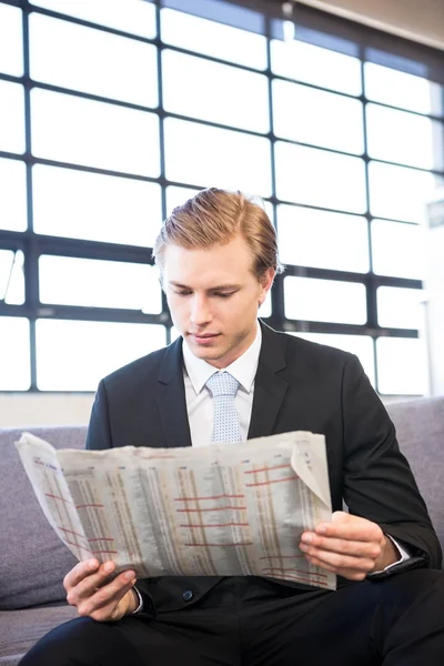 Zakenman die een krant leest — Stockfoto