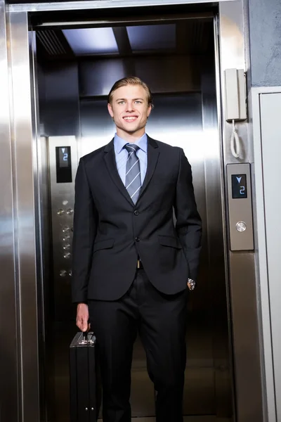 Empresário de pé em um elevador — Fotografia de Stock