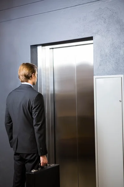 Üzletember várja a liftet. — Stock Fotó