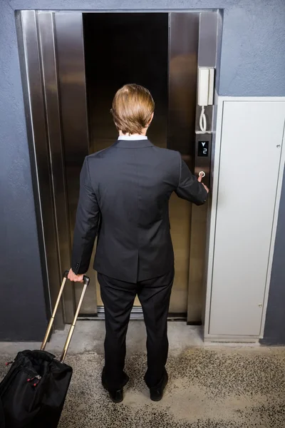 Üzletember lift gomb megnyomásával — Stock Fotó
