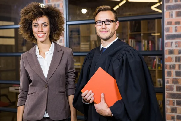 Zakenvrouw permanent met advocaat — Stockfoto