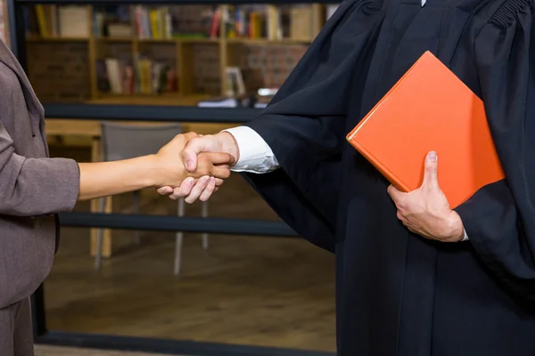 Empresária apertando as mãos com advogado — Fotografia de Stock