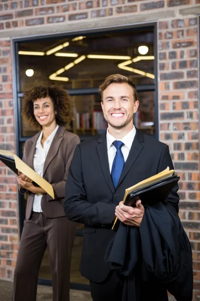 Avocat et femme d'affaires debout — Photo