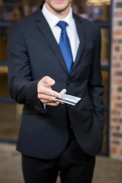 Бизнесмен показывает кредитную карту — стоковое фото
