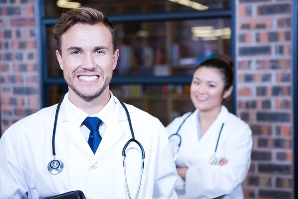 Medici che guardano la telecamera — Foto Stock