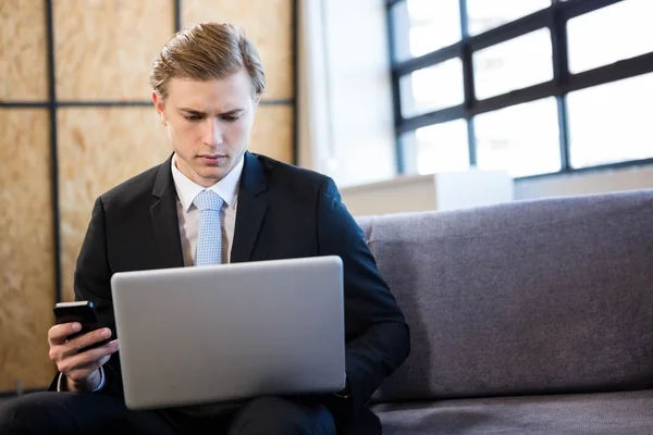 Homem de negócios usando laptop — Fotografia de Stock