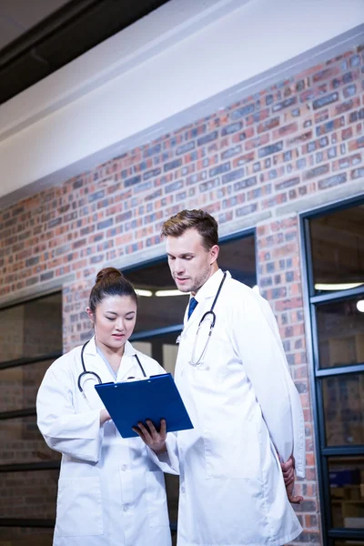 Two doctors looking at clipboard — Stock Photo, Image