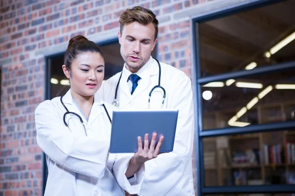 Médicos discutiendo sobre tableta digital — Foto de Stock