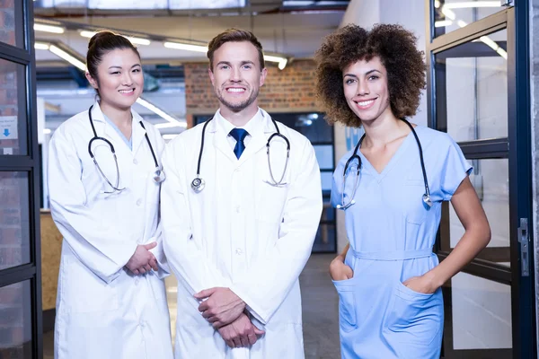 Equipo médico sonriendo en el hospital — Foto de Stock