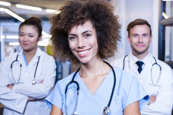 Medicinska teamet leende på sjukhus — Stockfoto