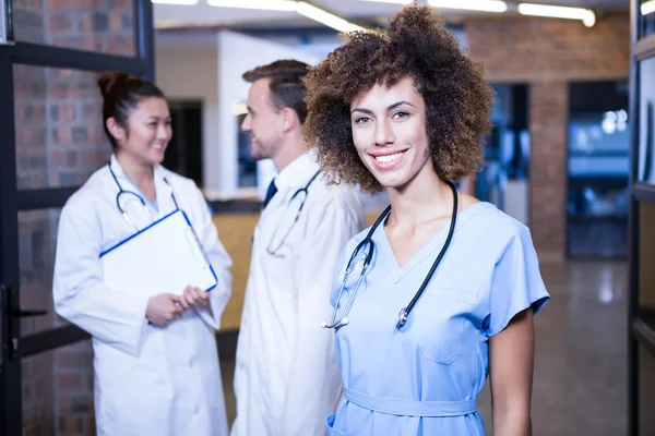 Doctora sonriendo en el hospital — Foto de Stock