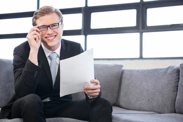 Gelukkig jonge zakenman bedrijf document — Stockfoto