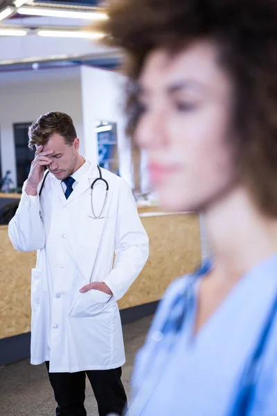 Médecin tendu debout à l'hôpital — Photo