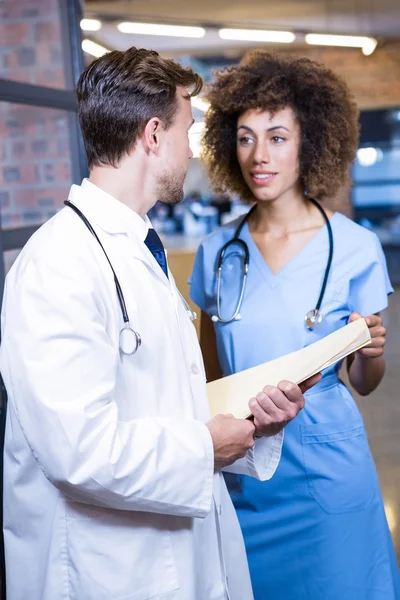 医師と女性看護師の議論 — ストック写真